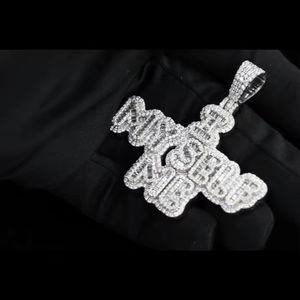 Pendentif croix personnalisé en argent 925 avec baguettes de moissanite glacées, bijoux hip-hop pour rappeurs, vente en gros - Product Image 5