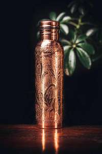 Bouteille d'eau en cuivre d'inspiration indienne avec peinture à la main en émail floral et corps en cuivre pur parfait pour les cadeaux ou un usage personnel - Product Image 2