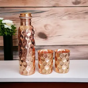 Bouteille de cuivre martelée à la main fabriquée par des artisans qualifiés pour une expérience de consommation ayurvédique authentique - Product Image 5