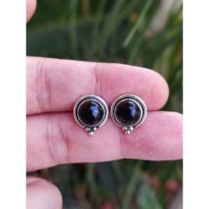 Boucles d'oreilles clous en argent sterling 925 avec onyx noir, faites à la main, bijoux pierre de naissance de juillet avec boule dorée, cadeau pour quelqu'un de spécial - Product Image 3