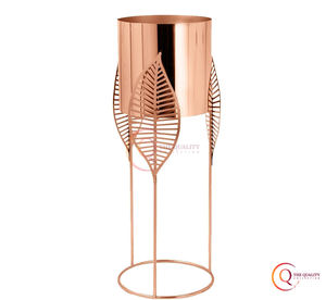 El conjunto combina la elegancia moderna con el encanto de la naturaleza, perfecto para cualquier hogar con estilo. Cada soporte alberga plantas exuberantes. - Product Image 4