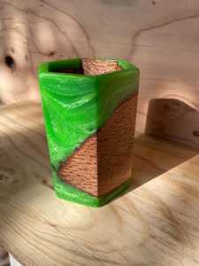 Porte-stylo artisanal en résine et bois écologique de luxe avec forme personnalisée et motif MODEL Art & Décoration de collection - Product Image 3