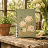 Carnet personnalisé LABON Sage Journal, reliure spirale dorée, couverture rigide, motif botanique, cadre arqué, bouquet de tulipes, abeilles-guépières, pages vierges couleur pêche doré