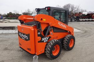Achetez un chargeur sur chenilles Kubota SSV65 avec une excellente historique de performance. Chargeur sur chenilles Kubota de qualité supérieure pour la construction et le bâtiment. - Product Image 6