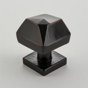 Bouton de porte en fer artisanal avec forme inégale et finition noire mate conçu pour les portes intérieures décoratives - Product Image 4