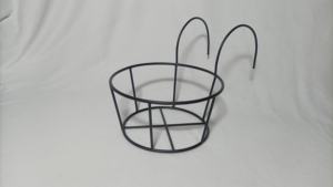 Un support de plante suspendu en métal noir et or ou un support de pot de fleur, conçu pour les balcons ou les garde-corps - Product Image 5