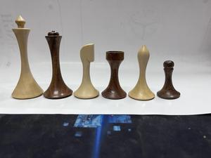 Pièces d'échecs de tournoi personnalisées faites à la main en bois de première qualité de luxe courbées à la main de 2.5 pouces Pièces d'échecs en bois de style moderne - Product Image 4