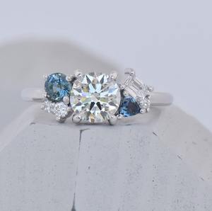 Bague de fiançailles en diamant de laboratoire taille ronde, avec grappe de saphirs, bague de mariage 1,75 carats total, diamant de laboratoire taille ronde, bague de mariée, cadeau - Product Image 5