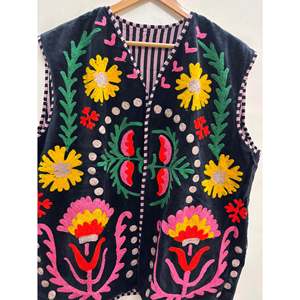 Gilet en velours brodé Suzani noir jais avec des détails dorés tournesol et rose pâle - Le motif fleur de souci pour l'habillement extérieur - Product Image 4