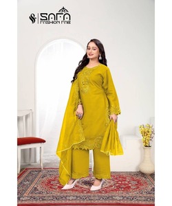 Salwar Kameez pakistanaise pour dames au design de boutique de pelouse rouge avec costume Sharara de style fourchette et chunni comme robe de soirée modeste - Product Image 5