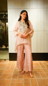 Travail de miroir ensemble de cordon ivoire élégant pour femmes vêtements de festival vêtements de vacances de bureau vente en gros ensemble de cordon imprimé kurti ethnique indien - Product Image 6