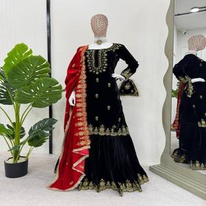 Conjunto Sharara de Terciopelo Viscosa para Fiesta con Top Bordado con Microaplicaciones, Parte Inferior Cosida y Dupatta con Potli - Product Image 2