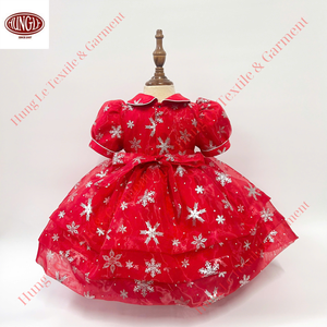 Vente en gros Robe smockée de couleur rouge Tissu organza brillant Flocons de neige brodés à manches courtes Style formel Fête de Noël - Product Image 4