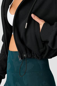 Venta al por mayor OEM personalizado negro recortado mujeres Zip-Up sudaderas con capucha antiarrugas transpirable gimnasio entrenamiento y Activewear Sudadera con capucha para las mujeres - Product Image 6