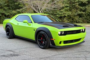 Dodge Challenger SRT Hellcat Jailbreak 2023 Usado ~1,500 Millas, Motor Hemi V8 Supercargado de 717 hp, Color Sublime, Kit Widebody - Product Image 3
