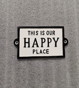 ป้ายติดผนังอลูมิเนียมทาสีด้วยมือแบบโบราณนี่คือสถานที่ที่เรามีความสุข 'สำหรับแผ่นโลหะตกแต่งผนังบ้านและสำนักงานที่ไม่เหมือนใคร - Product Image 1