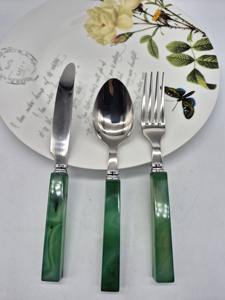 Elegante Juego de Cubiertos con Mango de Resina Verde, Perfecto para Comidas Diarias en el Hogar, Cenas Familiares Informales y Agarre Suave, Hecho a Mano en India - Product Image 5