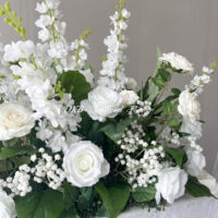 Vente en gros de fleurs réalistes pour décoration d'allée de mariage fleurs d'allée en grappes blanches et vertes roses artificielles pour allée de mariage