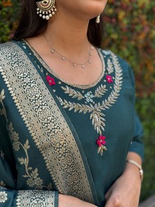 Comprar elegante color brillante cuello redondo Premium seda romana diseñador de moda de lujo mejor Kurti conjunto de las mujeres para el desgaste de rutina - Product Image 4