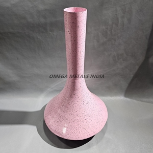 Vase en métal doré au design élégant avec base ronde à finition martelée artistique créant une superbe pièce d'accent pour les intérieurs de luxe - Product Image 5