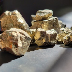 Piedras de Pirita Peruana al por Mayor, Gemas de Oro de los Locos, Trozos Tallados, Amuleto de Amor, Feng Shui, Sanación, Decoración del Hogar, Paquete a Granel Natural - Product Image 2