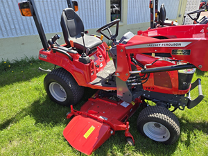 Tracteur Massey Ferguson GC1725M rouge, 4 roues motrices, transmission par engrenages, tracteur multifonctionnel à roues - Product Image 3