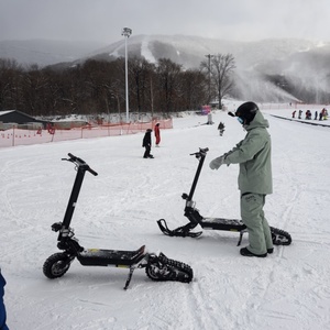 Precio al por mayor: Patinete eléctrico 3 en 1 unisex de 50 km, 1800W, 30Ah, con ruedas de oruga para carretera y pantalla digital, de dos ruedas. - Product Image 2