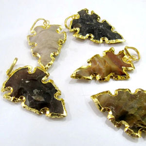 Charmes en forme de pointe de flèche à boucle unique, en jaspe naturel et laiton, avec bord plaqué or, style romantique pour femmes - Product Image 1
