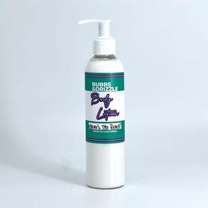 OÙ EST LA PLAGE ? Lotion corporelle éclaircissante pour usage quotidien, enrichie en acide kojique et vitamine C, avec beurre de karité et ingrédients nourrissants - Product Image 1