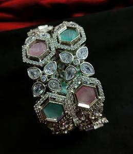 BRACELETS AMÉRICAINS DE STYLE CLASSIQUE EN DIAMANT ET BRACELETS PLAQUÉS ARGENT TRADITIONNELS ET À LA MODE ET ZIRCON CUBIQUE POUR FEMME ET FILLE - Product Image 1