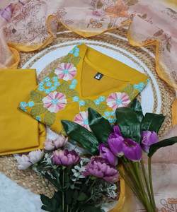 SÉQUENCE LA PLUS CHOISIE BRODERIE TRAVAIL HAUT BAS AVEC DUPATTA PAKISTANI WEAR PRIX DE GROS VÊTEMENT ETHNIQUE JAUNE - Product Image 3