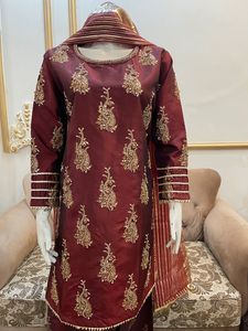 Nuevo trabajo hecho a mano de seda cruda pura de Ssumaira e impreso recto con hermosa Farshi Shalwar y Organza Dupatta en increíbles 2 colores - Product Image 2