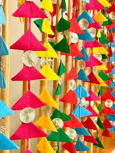 Triangle coloré chaîne, vibrant Gota tenture murale pour les paramètres de toile de fond Haldi Mehndi Sangeet décoration idée - Product Image 5