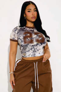 T-shirt court camouflage pour femme, manches courtes, coupe ajustée, avec impression de numéros, marque privée, vente en gros, maillot de football américain - Product Image 3