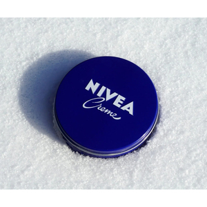 Crema Hidratante Profunda Nivea Clásica en Lata Azul para Rostro, Cuerpo, Codos y Pies - Product Image 3