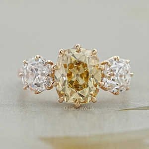 Conception de fantaisie audacieuse fantaisie jaune ancienne mine coussin diamant trois pierres bague en diamant cultivé en laboratoire pierre principale bague en or massif 14k - Product Image 2