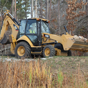 Chargeuse-pelleteuse Caterpillar 420 avec cabine d'opérateur Excellente capacité de charge et contrôle en douceur pour les opérations sur site - Product Image 3