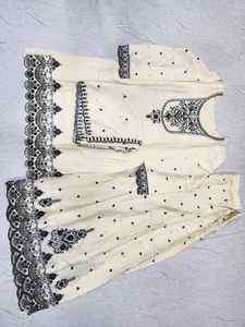 Conjunto de traje de tela Chinon ligero de suministro al por mayor para mujer, perfecto para fiestas y ocasiones informales, disponible al mejor precio - Product Image 4