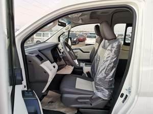 Hiace Van 2022 con Volante a la Izquierda, Caja de Cambios Automática, Motor de 4.5L, Emisión Euro IV, Asientos de Cuero, Interior Oscuro, Techo Solar Panorámico - Product Image 3