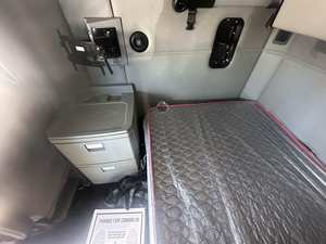 Camion semi-remorque T680 2021 d'occasion, le plus vendu, avec cabine couchette - Cabine couchette à toit moyen 450HP, prêt à l'exportation mondiale - Product Image 3