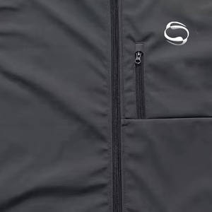 เสื้อกั๊กซอฟต์เชลล์แบบมีฮู้ดสำหรับผู้ชาย ขายส่ง สำหรับฤดูใบไม้ร่วง กันน้ำ ระบายอากาศได้ดี คอตั้ง โลโก้ด้านหน้าปรับแต่งได้ MOQ ต่ำ - Product Image 3