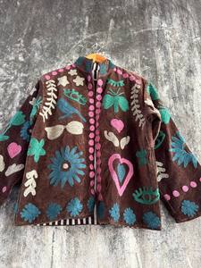 เสื้อแจ็คเก็ตกำมะหยี่ซูซานีสำหรับผู้หญิงสุดพิเศษพร้อมงานปักมืออันประณีต – เสื้อโค้ทสไตล์โบฮีเมียนที่ได้รับแรงบันดาลใจจากวินเทจอย่างสง่างาม - Product Image 2
