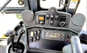 Legendry 310SJ RETROEXCAVADORA Cabina cerrada con controles de piloto de CA 4X4 Cubo de uso general y neumáticos 19,5 a la venta - Product Image 5