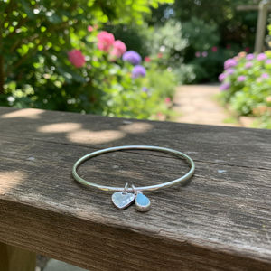 Bracelet jonc martelé en argent avec breloque en pierre d'aigue-marine, bijoux minimalistes et élégants - Product Image 1