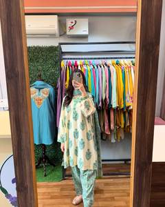 ชุดสายไฟ3ชิ้นที่สง่างาม: ชุดกางเกง kurti ที่ทันสมัยนี้มาพร้อมกับรายละเอียด kurti ที่มีชีวิตชีวาบนแอกทำให้ดูดี - Product Image 1