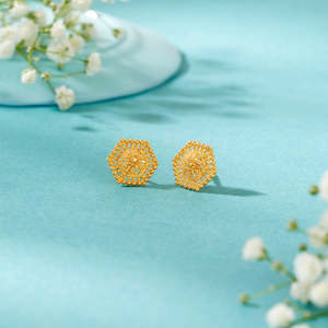 Boucles d'oreilles créoles Anaya Gleam Gold pour femme en acier inoxydable et cuivre avec perle, diamant et moissanite – Bijoux classiques religieux pour fêtes - Product Image 1