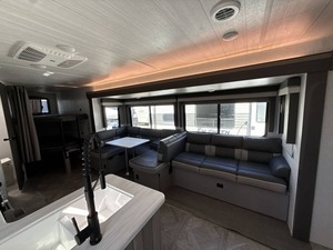 Camion de camping d'occasion 2024 F-o-r-e-s-t R-i-v-e-r S-a-l-e-m 26DBUDX prêt à la vente - Product Image 3