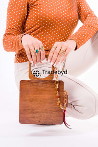 Pochette en bois naturel faite à la main femmes Tradebyd's accessoire de mode intemporel perle chaîne sangle perles fleurs doublure en velours - Product Image 2