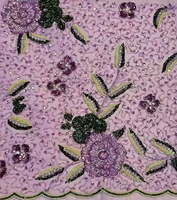 Tissu orné lourd pour robes de filles Superbes fleurs perlées et accents de paillettes sur tissu décoratif riche en filet doux