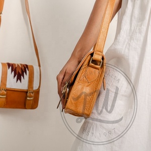 LW Nouvel Arrivage Western Aztec Sac à bandoulière en cuir usiné Vintage Brown Tooling Crossbody Bag Unique Aztec Matelassé Leather Handbags - Product Image 3